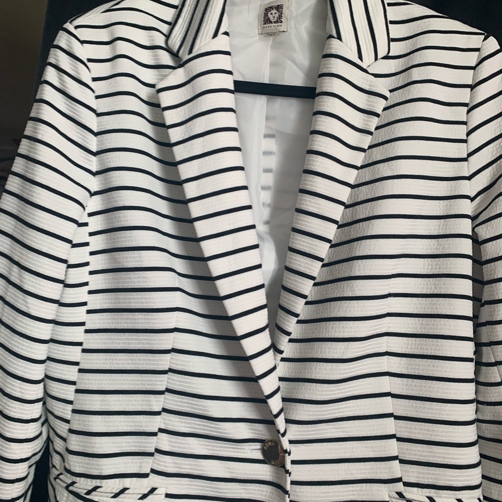 Anne Klein White and Black Garment